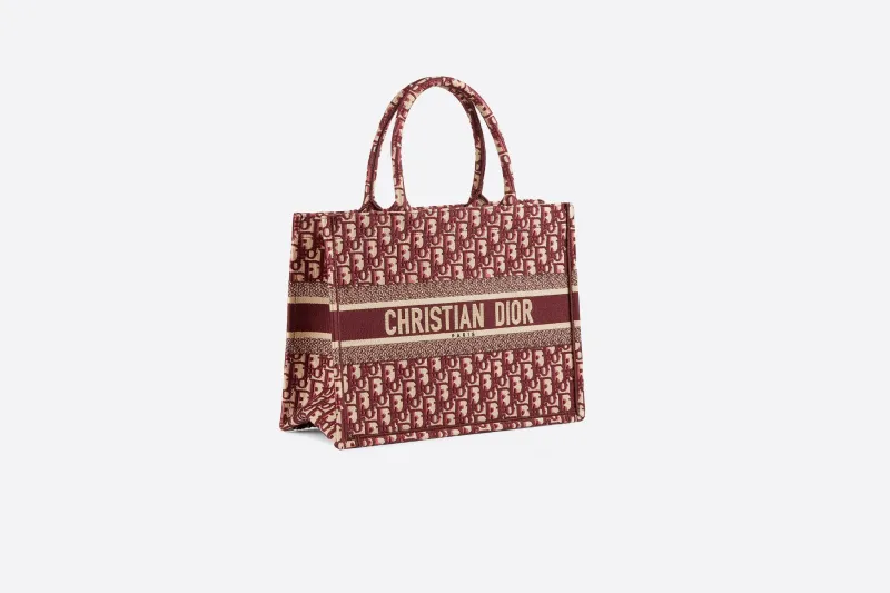 Dior 迪奥dior Book Tote 小号酒红色dior Oblique 图案刺绣托特包价格 22 000 4can福罐 Dior 迪奥dior Book Tote 小号酒红色dior Oblique 图案刺绣托特包价格 22 000 4can福罐