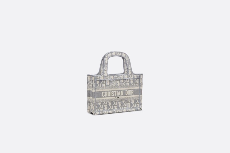 Dior 迪奥灰色帆布dior Oblique 图案刺绣dior Book Tote 迷你托特包价格 17 500 4can福罐 Dior 迪奥灰色帆布dior Oblique 图案刺绣dior Book Tote 迷你托特包价格 17 500 4can福罐